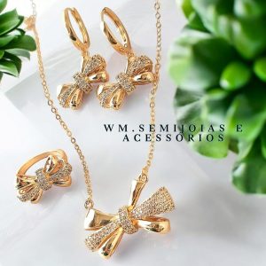 Conjunto laço Inspirado em Alta Joalheria em banho ouro com cravação em microzircônias.