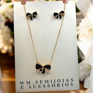 Conjunto laço Inspirado em Alta Joalheria em banho ouro cravação com microzircônias negras.