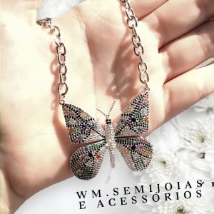 Colar Borboleta em banho ródio com cravação em microzircônias coloridas
