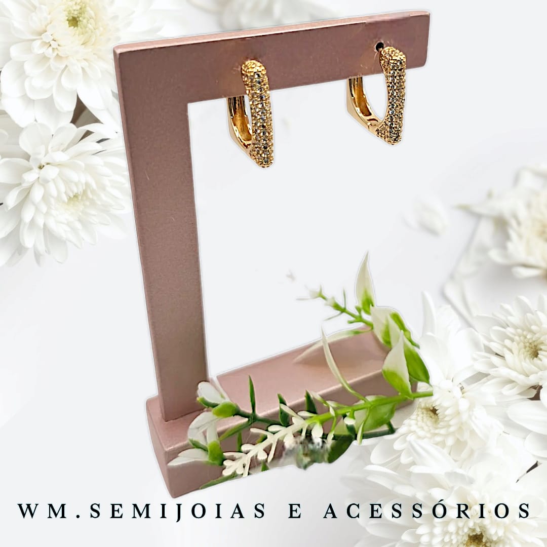 Argolinhas quadrada 2cm Banho Ouro com cravação em microzircônias.
