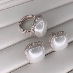 Conjunto Inspirado em Alta Joalheria em Banho Ródio com cravação em microzircônias nas laterais do anel e brincos
