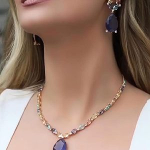 Conjunto em Banho Ouro com zircônias Colors. Contém = Gargantilha e brincos Gota Púrpura e zircônias coloridas.
