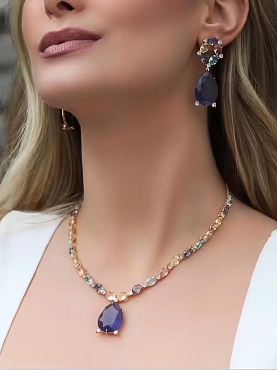 Conjunto em Banho Ouro com zircônias Colors. Contém = Gargantilha e brincos Gota Púrpura e zircônias coloridas.