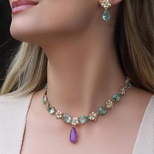 Conjunto em Banho Ouro Flor com zircônias Aquamarine. Contém = Gargantilha e brincos com zircônias Aquamarine.