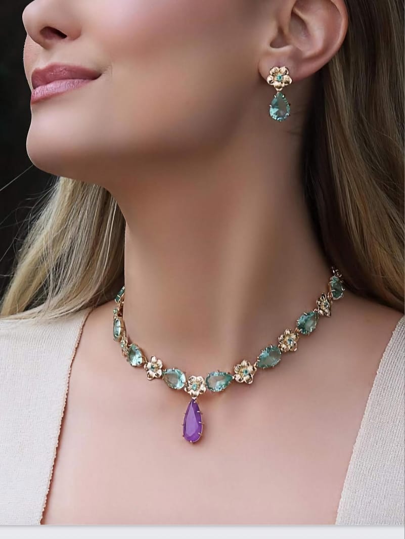 Conjunto em Banho Ouro Flor com zircônias Aquamarine. Contém = Gargantilha e brincos com zircônias Aquamarine.