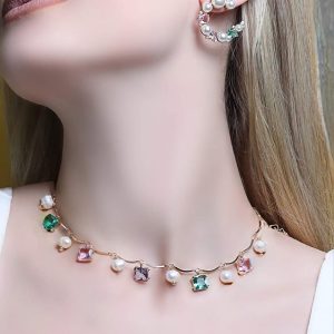 Conjunto em Banho Ouro Choker e brincos com zircônias Colors.  Contém = Choker e brincos com zircônias  coloridas e pérolas.